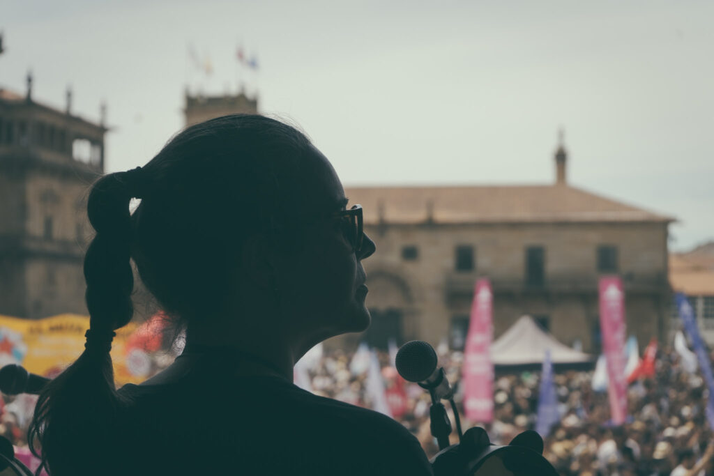 Cantareira cantando na foliada ao remate da manifestaación.