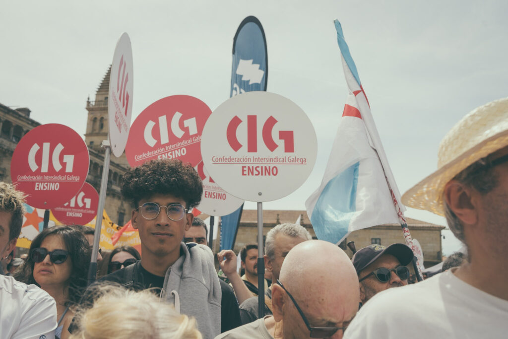 Xente na manifestación de Queremos Galego, con bandeiras da CIG Ensino