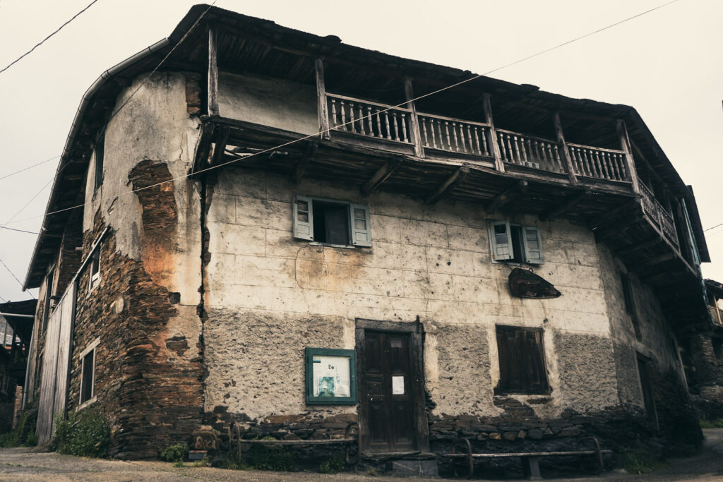 Edificación descoidada.