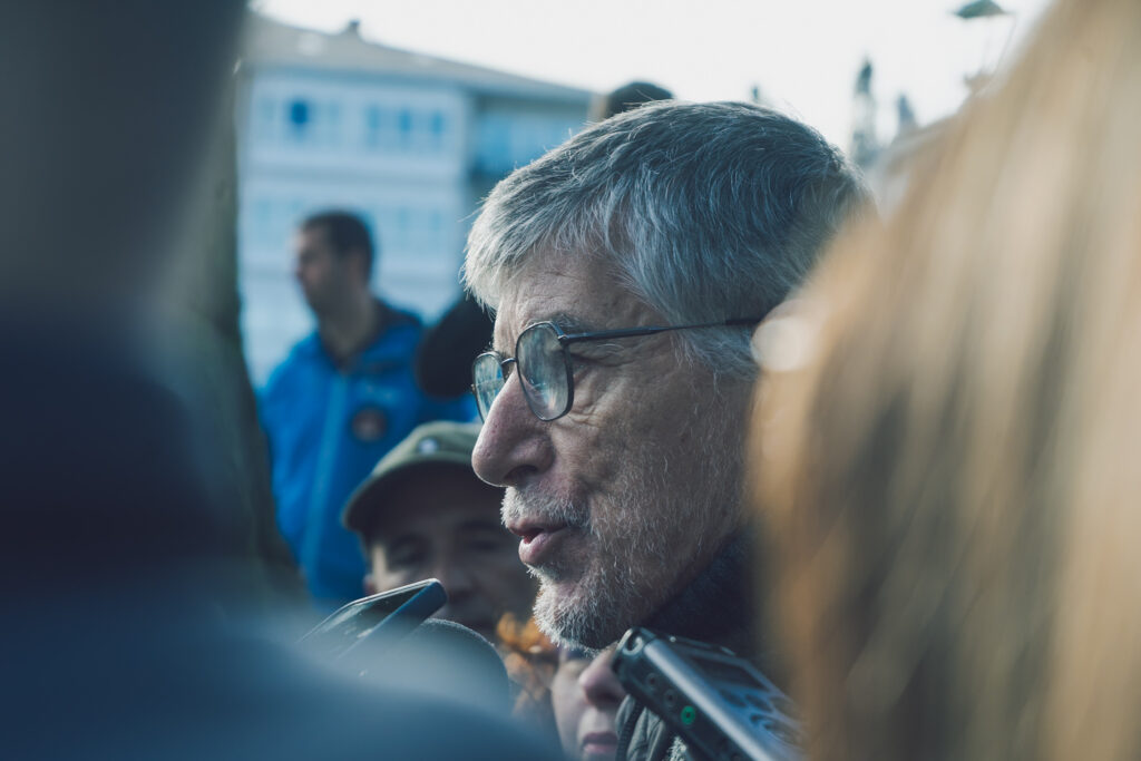 O portavoz da Plataforma en Defensa da Ría de Arousa, Xocas, facendo declaracións aos medios antes do comezo da manifestación.