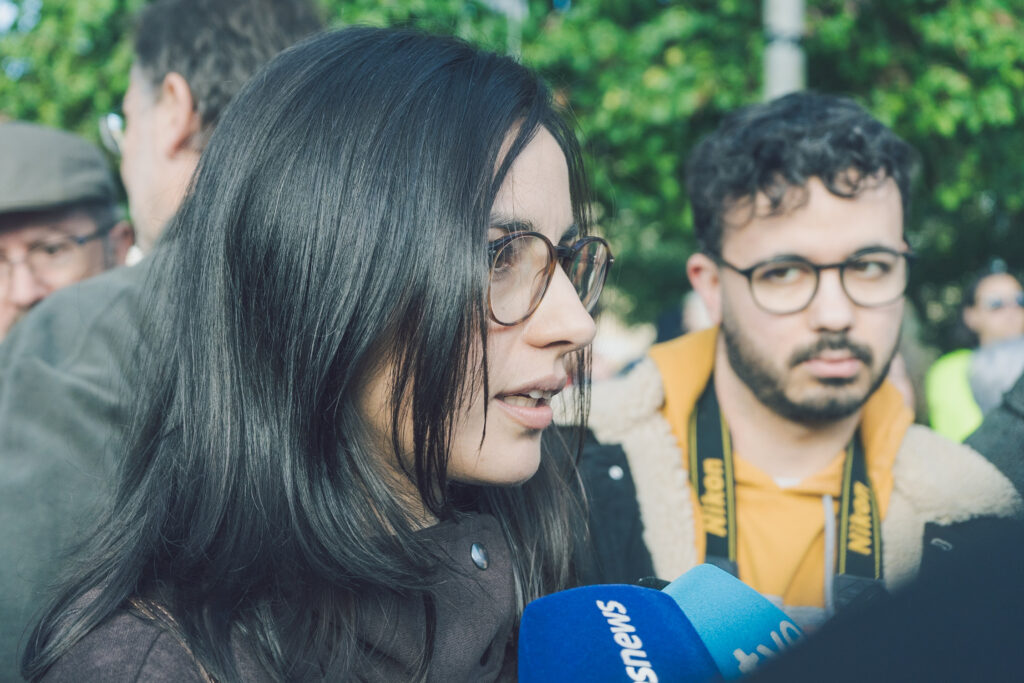 A portavoz da Plataforma Ulloa Viva, Marta Gontá, facendo declaracións aos medios de comunicación antes do inicio da manifestación.