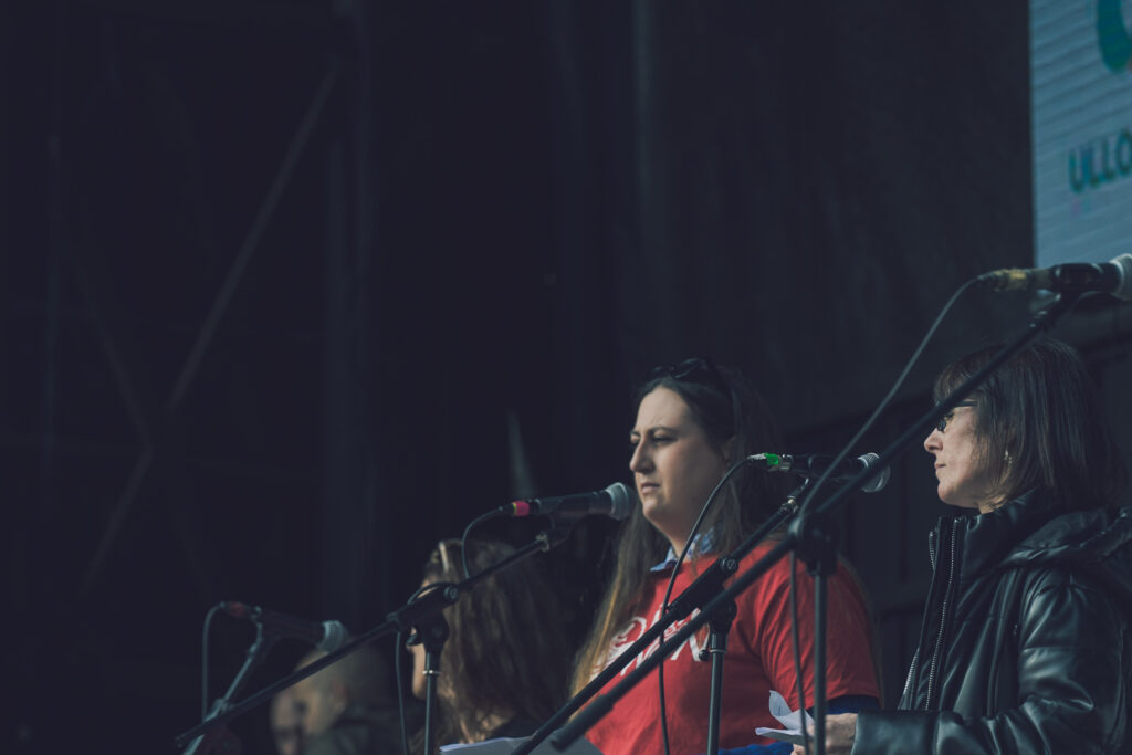 Representante da platadorma Mina de Touro - O Pino Non lendo o manifesto 